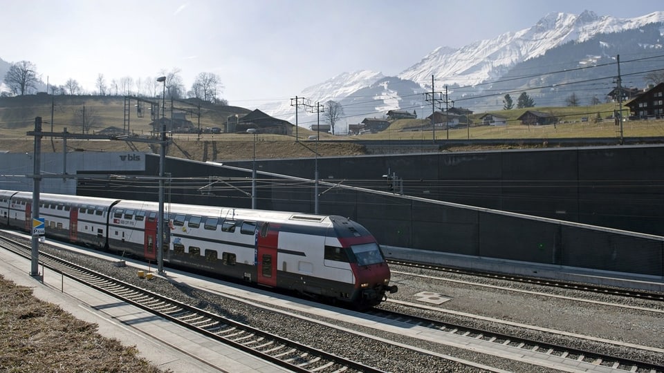 Ein SBB-Zug fährt aus dem Lötschberg-Tunnel.