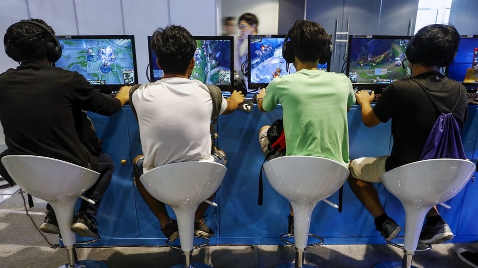 Vier Jugendliche spielen an Computern