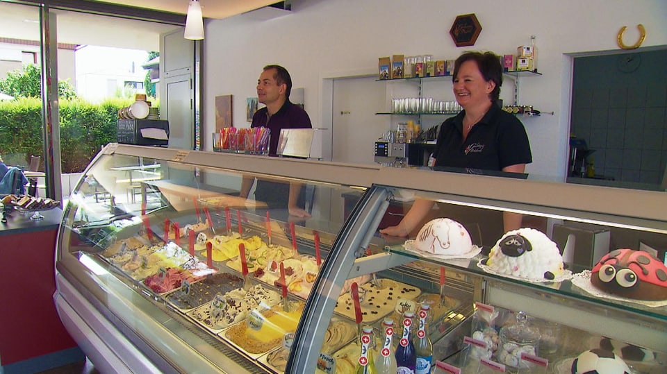 Ehepaar hinter Gelateria-Tresen