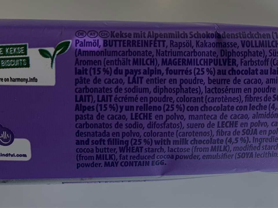 Auf der Packung der «Milka Sensations Innen Schokoladig» gibt der Hersteller Mondelez Palmöl als Zutat an.