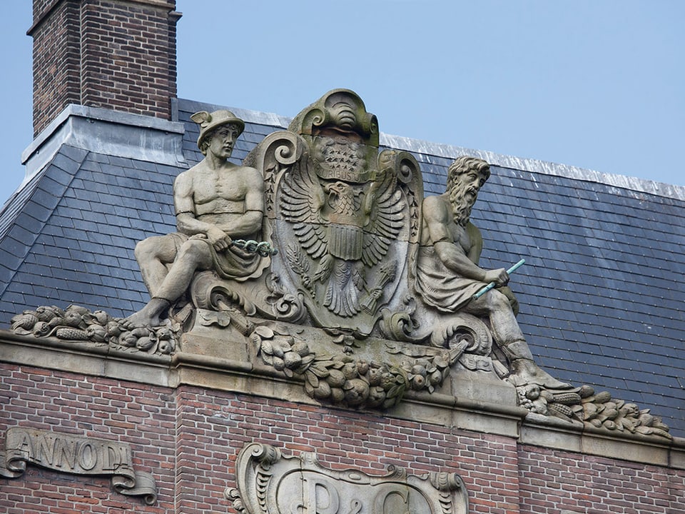 Steinfiguren am Dach eines Gebäudes.