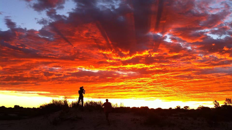Unvergleichliche Sonnenuntergänge sind in der Kalahari inklusive.