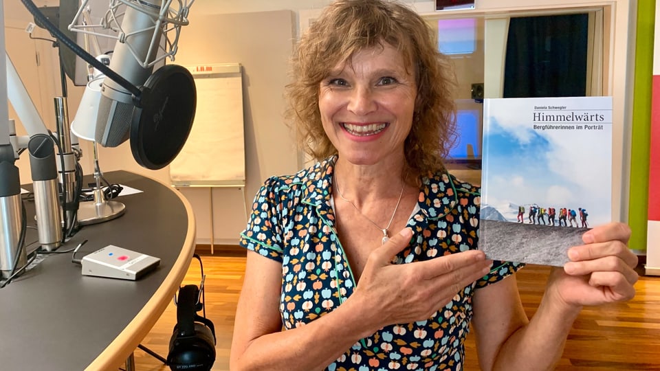 Die Thurgauerin Daniela Schwegler stellt im Radiostudio in St. Gallen ihr neues Buch vor.