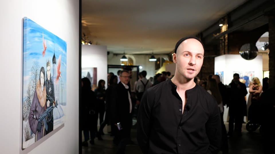 Pasmur Ratschujko an der Vernissage vor einem seiner Bilder.