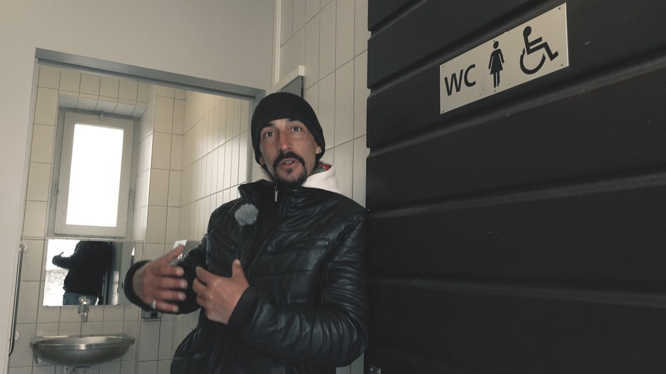 Elia war einige Jahre obdachlos. In dieser öffentlichen Toilette hat er oft übernachtet.