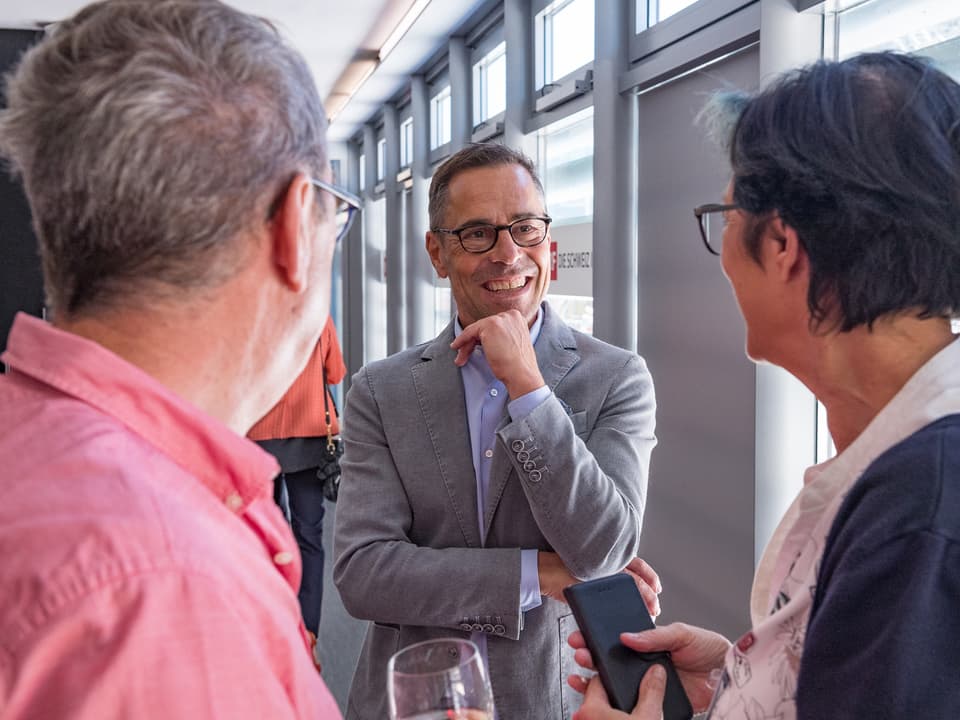 Matthias Hüppi im Gespräch mit den Gästen.