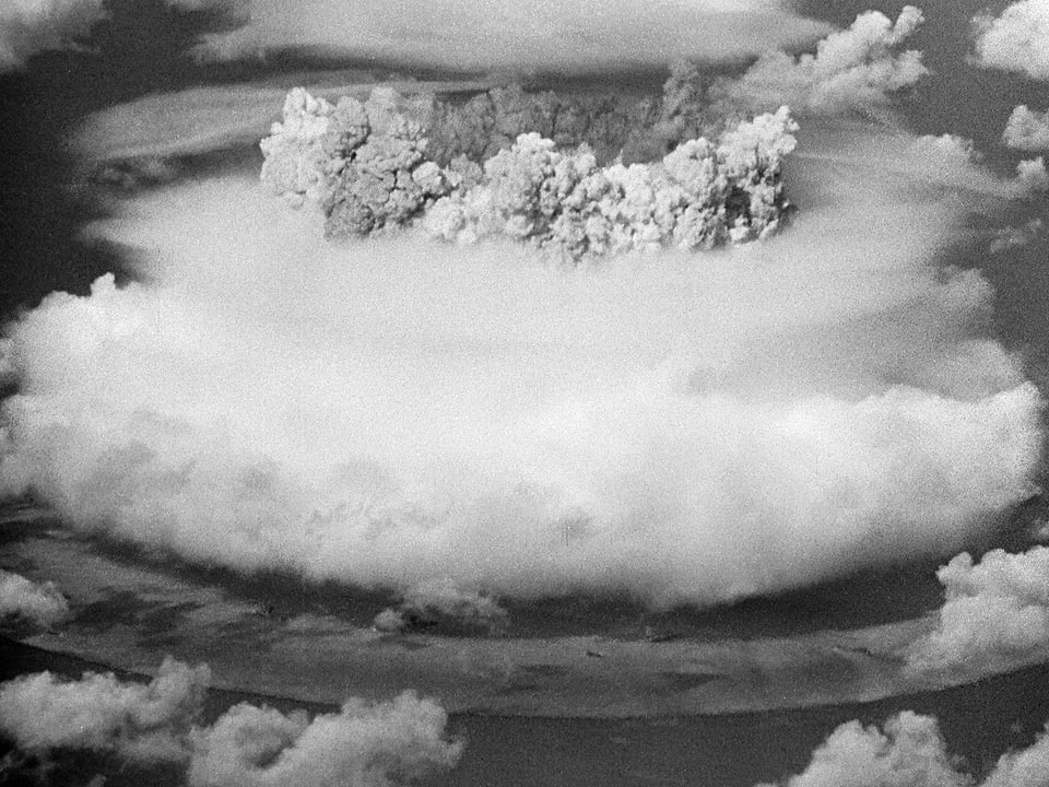 Schwarz-weiss-Foto einer Atombombenexplosion