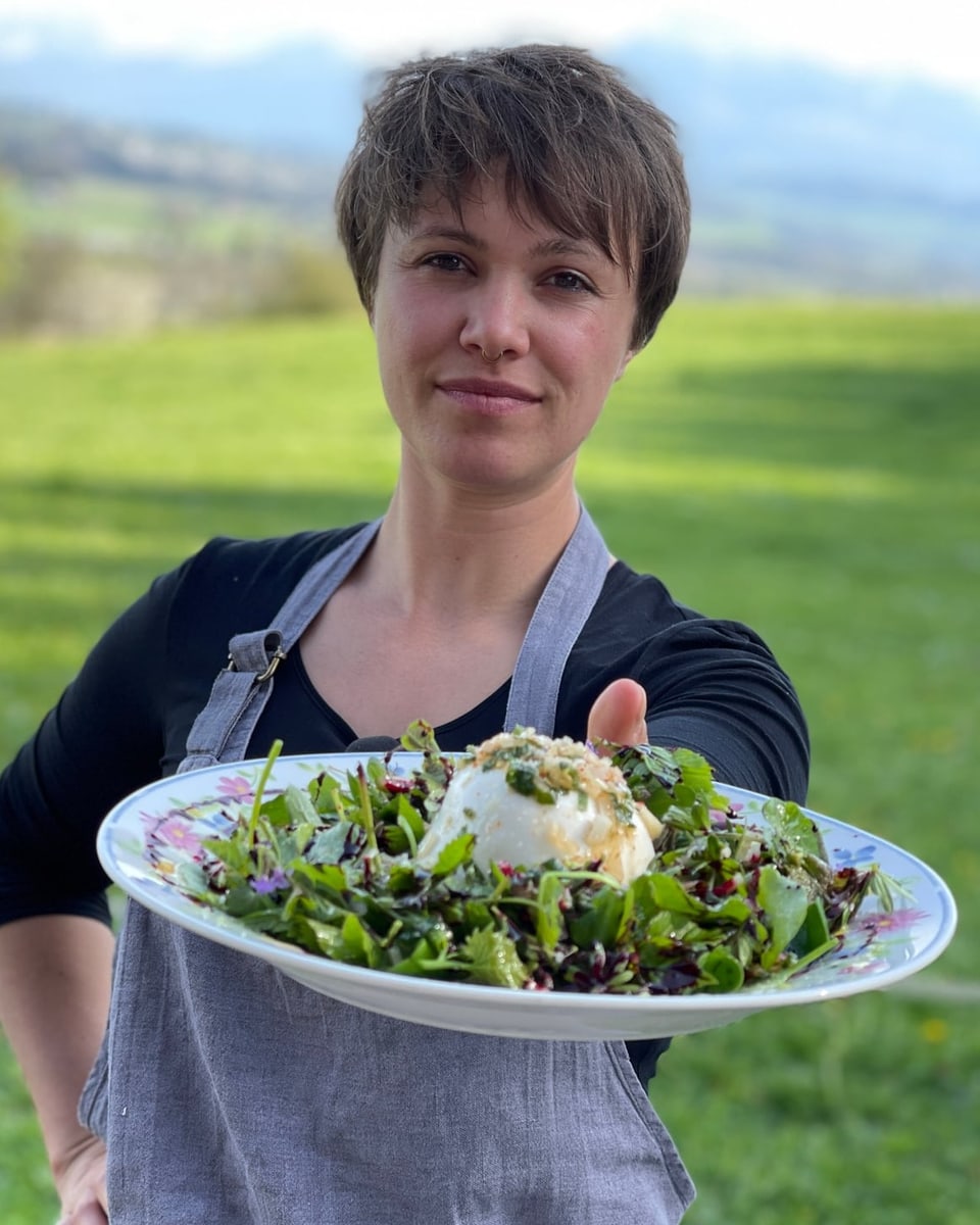 Rebecca Clopaths Kreation der Büffelmozzarella Salat Frau hält Salat in der Hand angerichtet auf schönem Teller