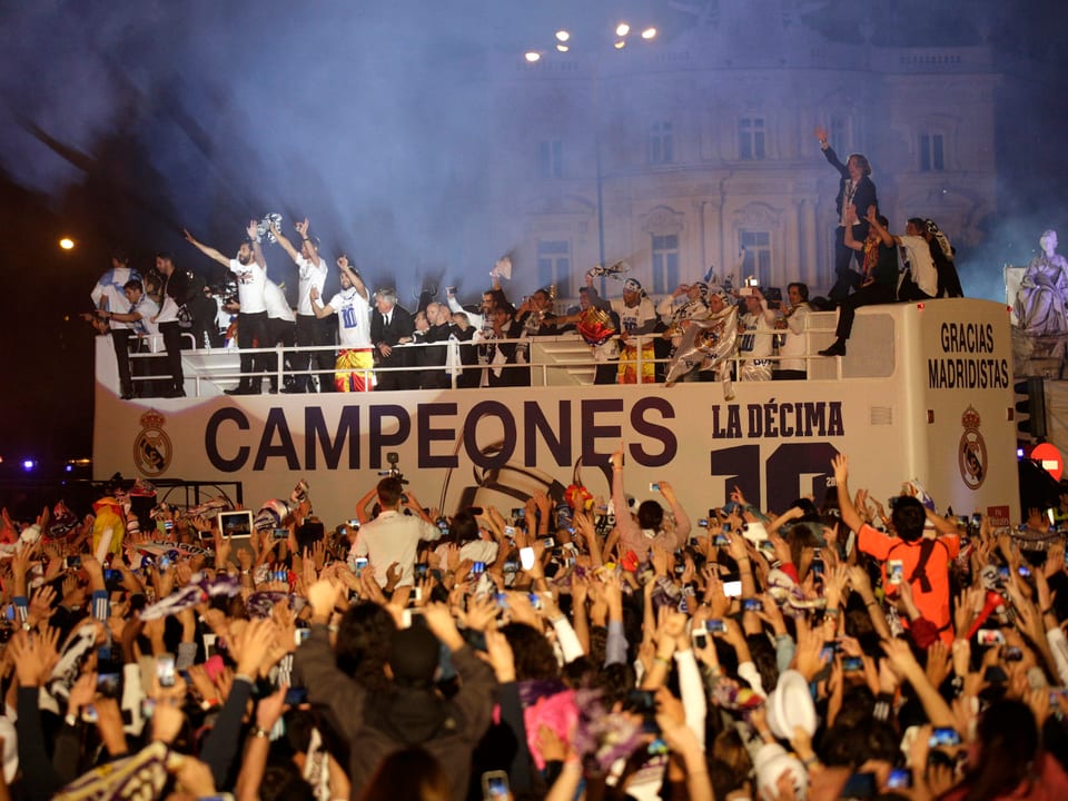 Die Real-Stars lassen sich zurück in Madrid von der Menge feiern.