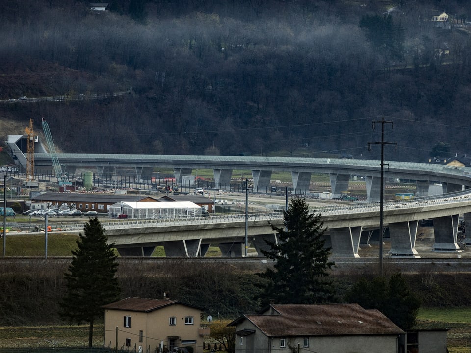Viadukt in Landschaft der zum Tunneleingang führt, links hinten im Bild.