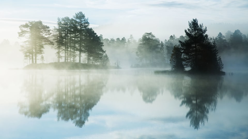 Ein See mit Nebel.