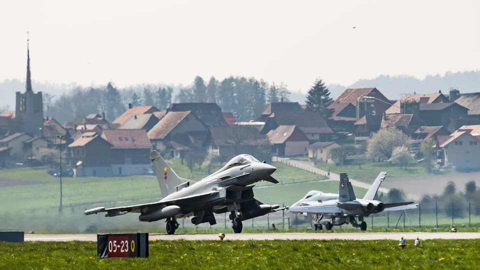 Probeflüge eines Eurofighters (vorne) und einer F/A-18 Hornet in Payerne.
