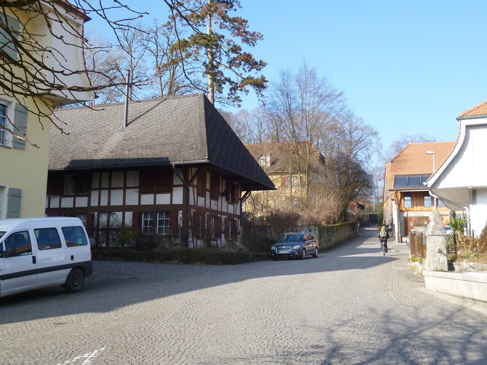 Der obere Dorfteil von Ins. Viele Häuser rund ums Schlössli gehören zur Stiftung.