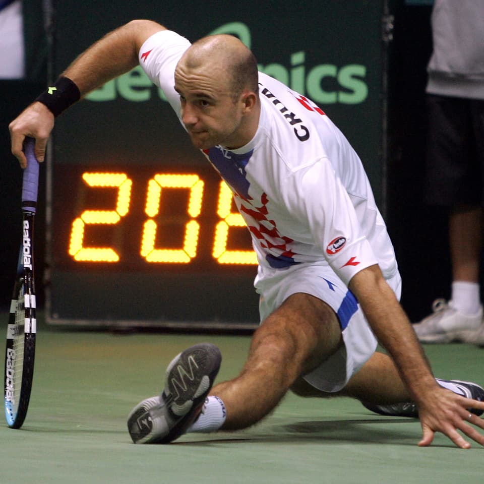 Ivan Ljubicic macht im Jahr 2005 auf dem Court fast den Spagat.