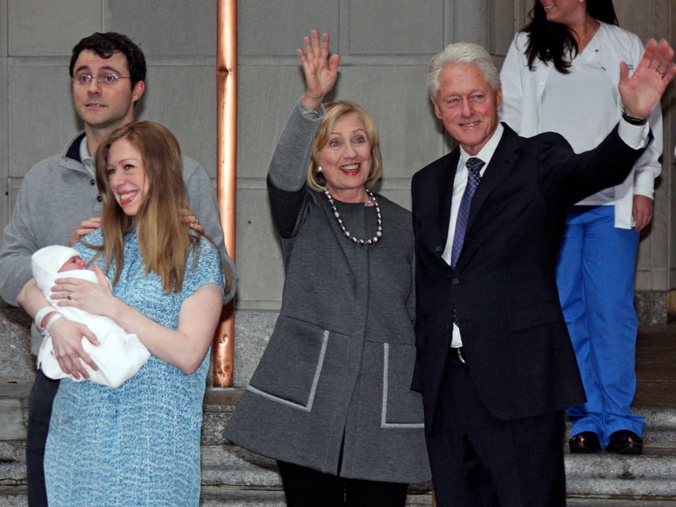 Auch vor zwei Jahren holten Bill und Hillary ihrer Tochter vom Krankenhaus ab. 
