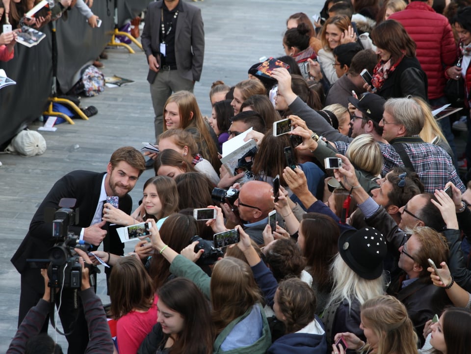 Liam Hemsworth («The Hunger Games») sorgte am Zurich Film Festival für kreischende Teenager und machte sie mit vielen, vielen - sehr vielen - Selfies glücklich.