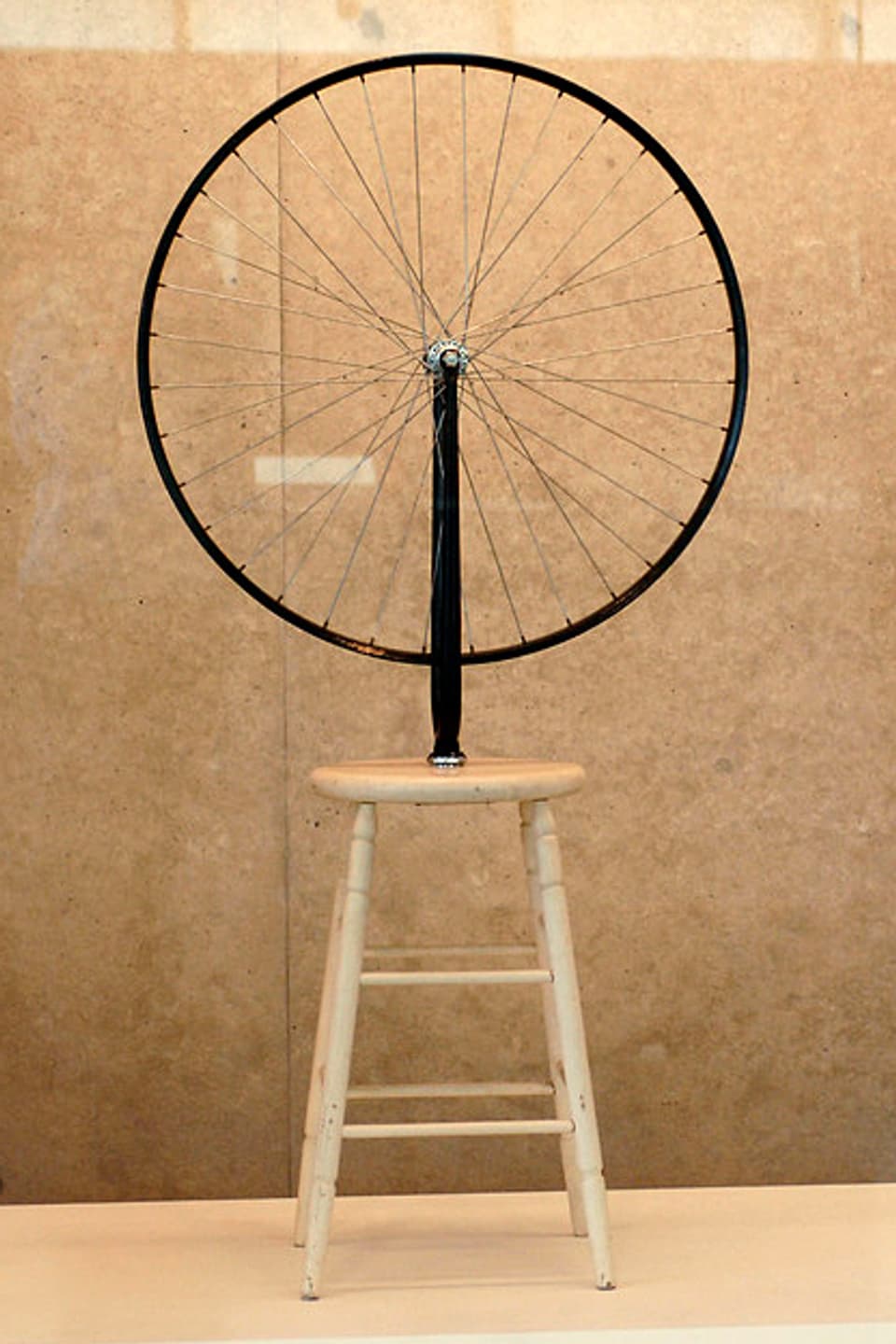 Marcel Duchamps Kunstwerk «Fahrrad-Rad»: ein weisser Schemel, worauf ein Rad eines Fahrrads montiert ist.