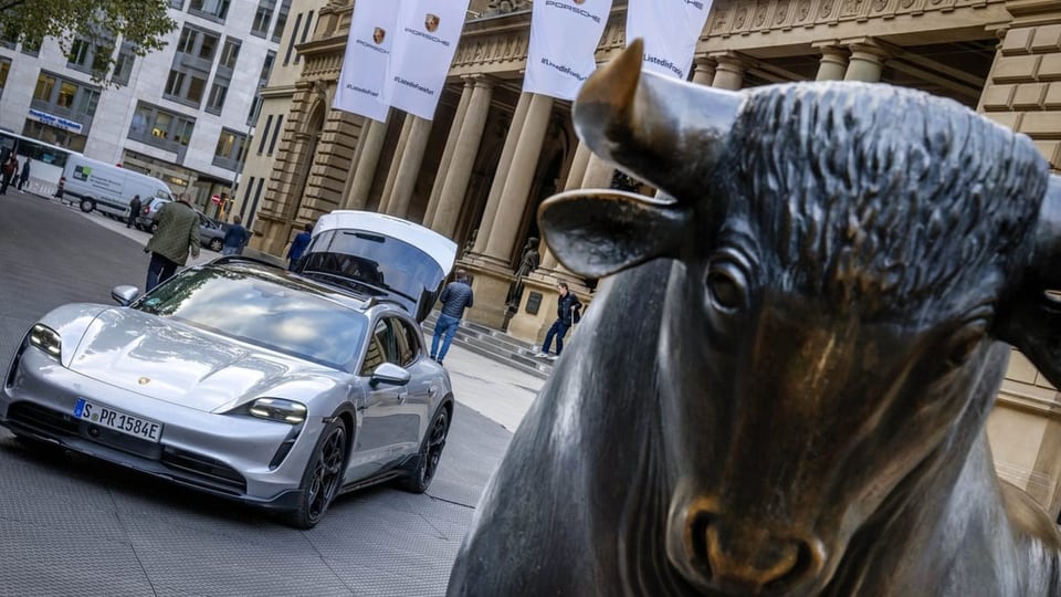 Porsche vor Frankfurt Stock Market parkiert.