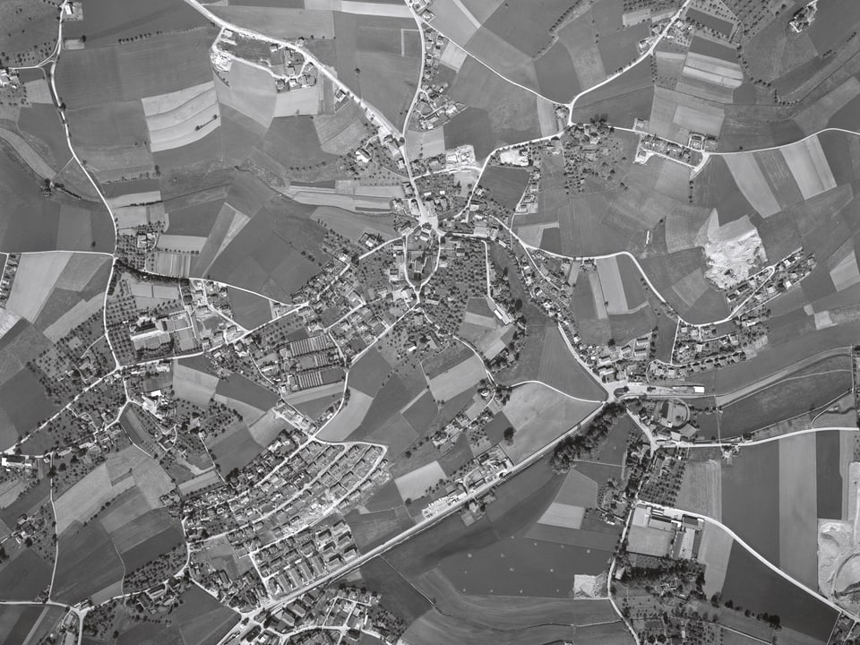 Eine Siedlung aus der Luft fotografiert.