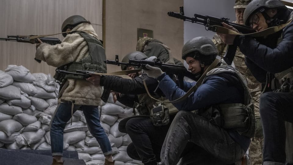 Einheimische von Odessa lernen Kriegstaktiken und den Umgang mit Waffen an der Polytechnischen Universität Odessa.