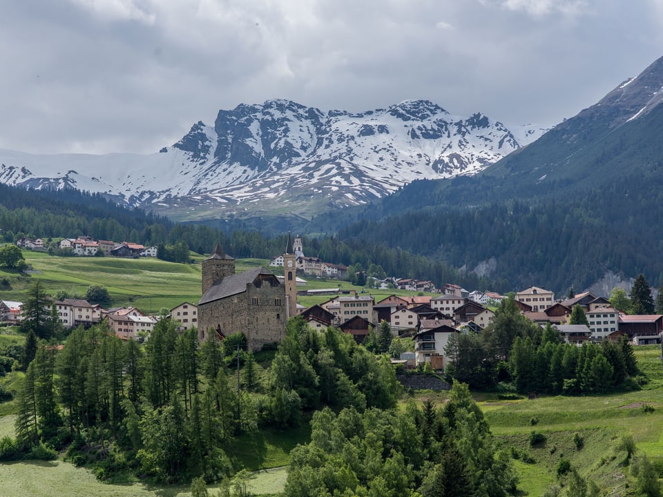 Die Gemeinde liegt im Oberhalbstein und hat knapp 300 Einwohner. 