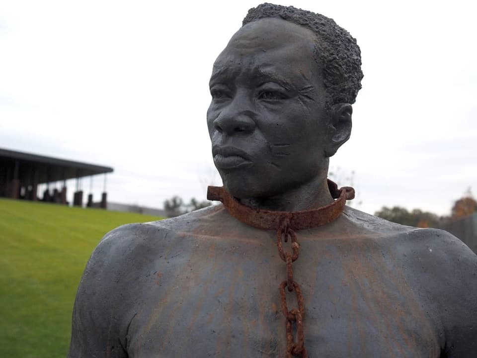Nahaufnahme einer Skulptur, die einen angeketteten Sklaven zeigt