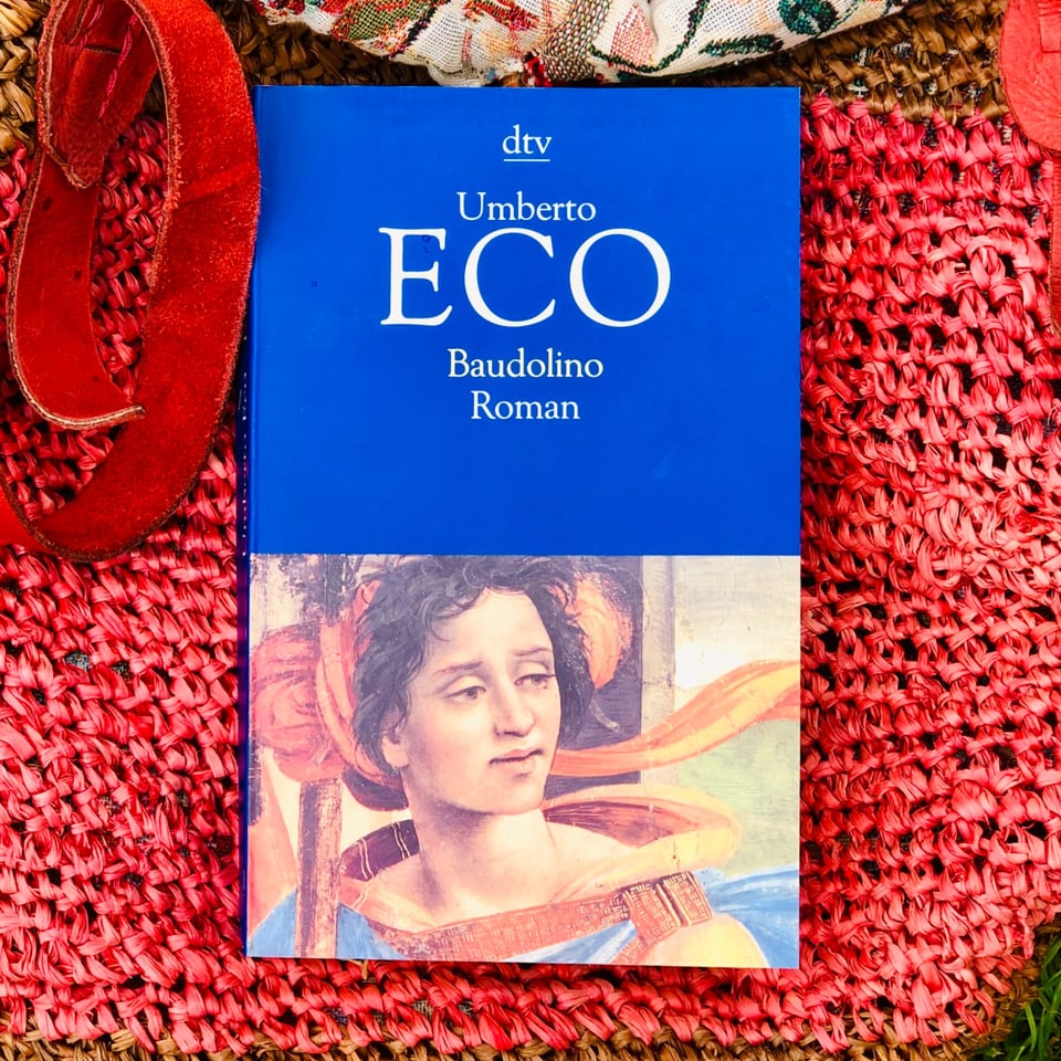 Der Schelmenroman «Baudolino» von Umberto Eco liegt auf einer Beuteltasche