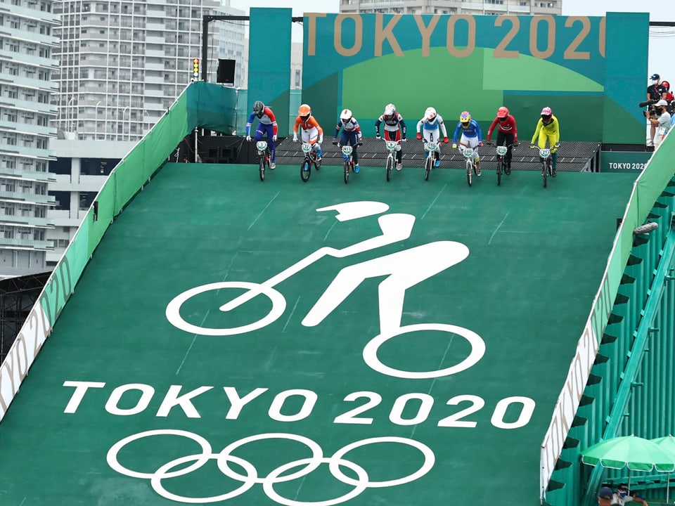 Weibliche Fahrerinnen starten zum Final in den BMX-Parkour in Tokio.