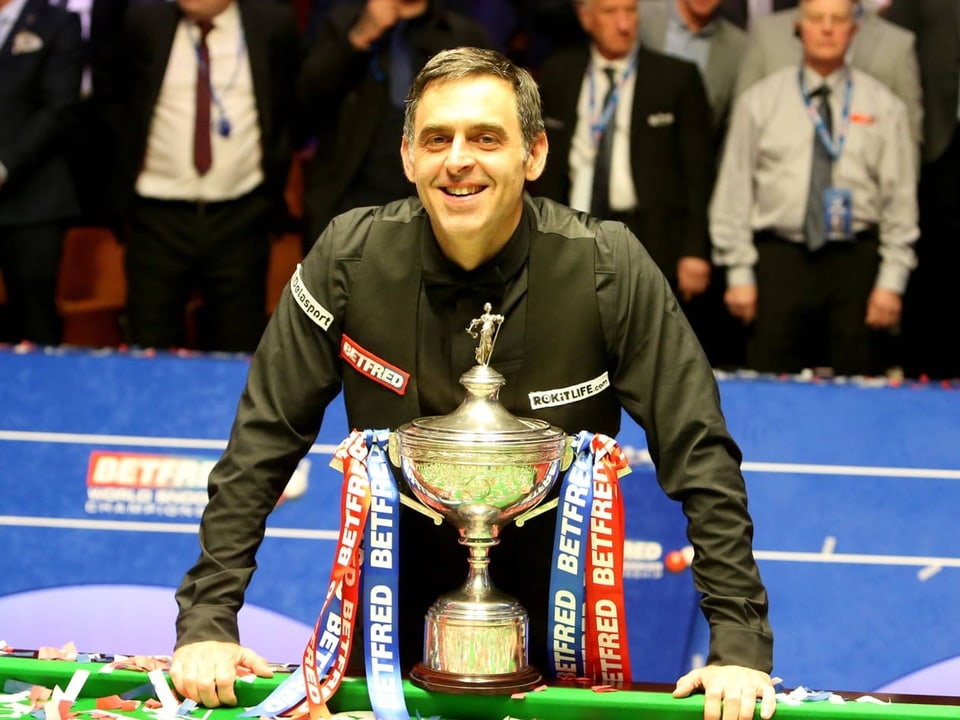 Lächelt mit der nächsten Trophäe Ronnie O'Sullivan.