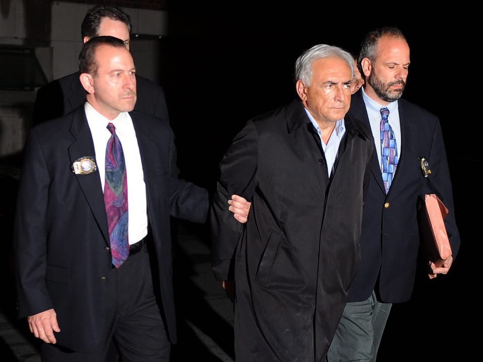 Strauss-Kahn wird von der New Yorker Polizei abgeführt.