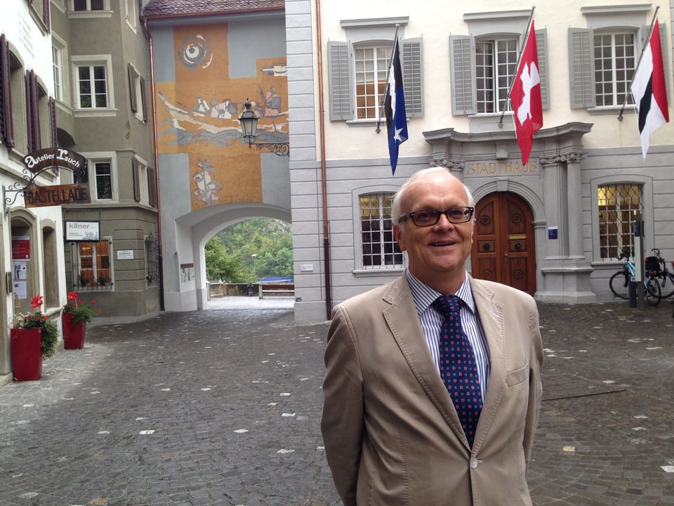 Historiker Rolf Stücheli vor dem damaligen Verhandlungsort.