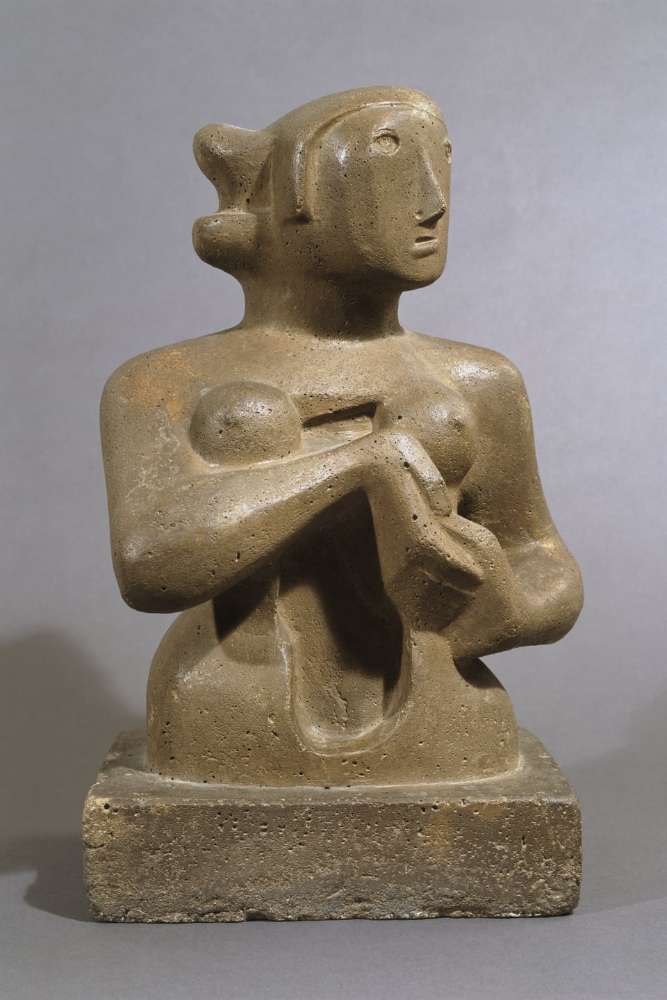 Eine Figur aus Gussbeton mit dem Titel «Half-Figure». Sie sieht aus wie eine Frau.