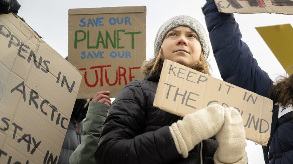 Greta Thunberg hält ein Schild an einem Klimastreik.