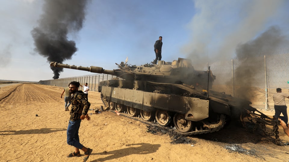 Zerstörter israelischer Panzer vor Grenzzaun zu Gaza