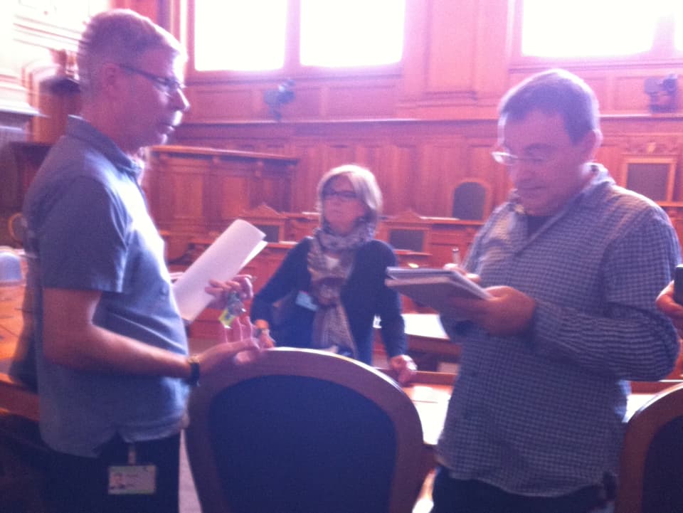 Produzent Reto Holzgang (rechts) will von Roger Farinelli von den Parlamentsdiensten im Ständeratssaal noch so einiges wissen.