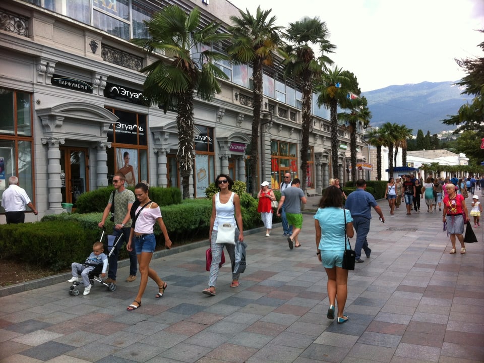 Krim - das belebte Stadtzentrum von Jalta.