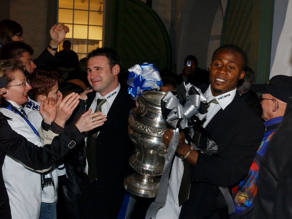 Cupsieger 2004: Roger Bigger ist mit dem Pokal unterwegs auf dem Hofplatz in Wil. 