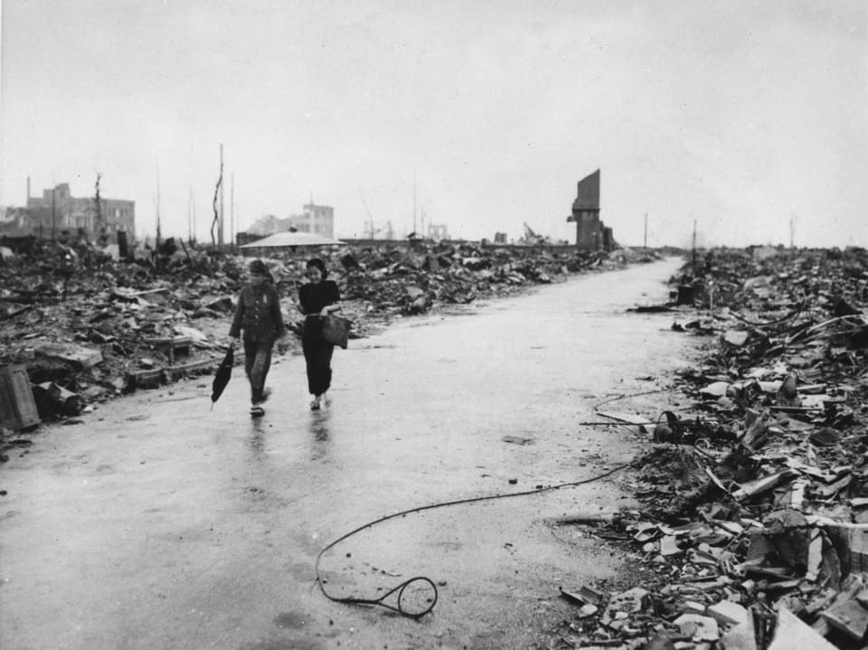 Zwei Frauen spazieren durch das zerstörte Hiroshima.
