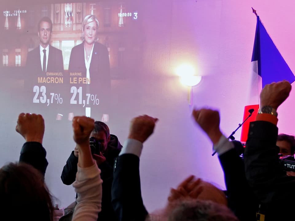 Le Pen Anhänger während der Verkündung des Wahlresultats. 