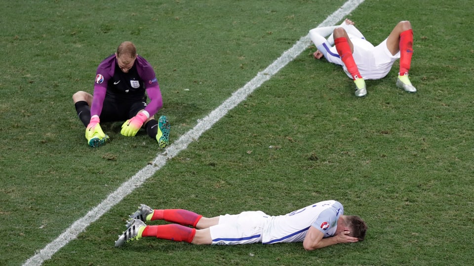 Englands Spieler weinend am Boden
