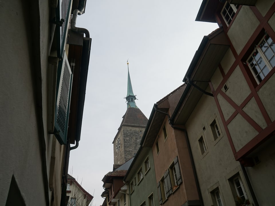 Aus einer Gasse in der Altstadt ragt der Oberturm hinaus.