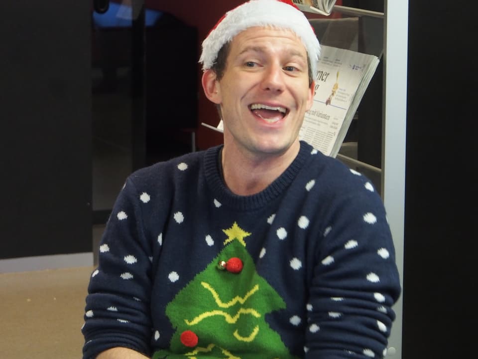 Lukas Hobi mit Weihnachtspullover und Samichlausmütze.