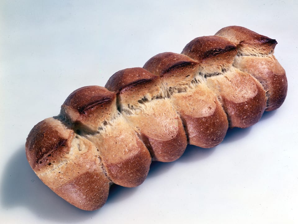 Ein längliches Brot in sechs Teilen.