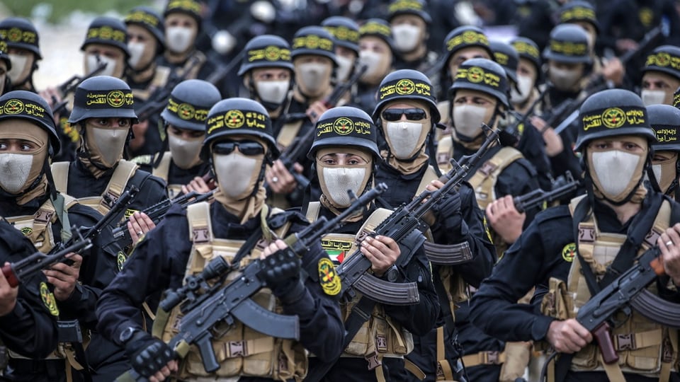 Kämpfer des Palästinensischen Islamischen Dschihads mit Waffen in der Hand und Schutzausrüstung.