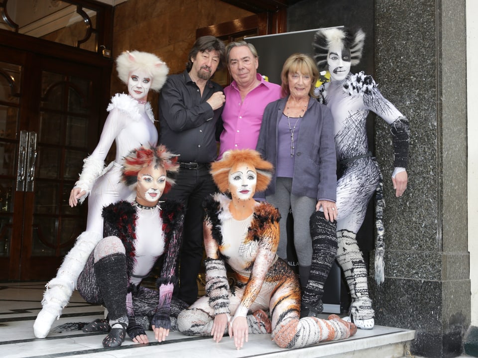 Andrew Lloyd Webber mit Darstellern des Musicals «Cats»