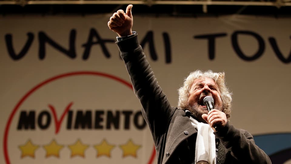 Beppe Grillo spricht von der Tribüne zu seinen Anhängern