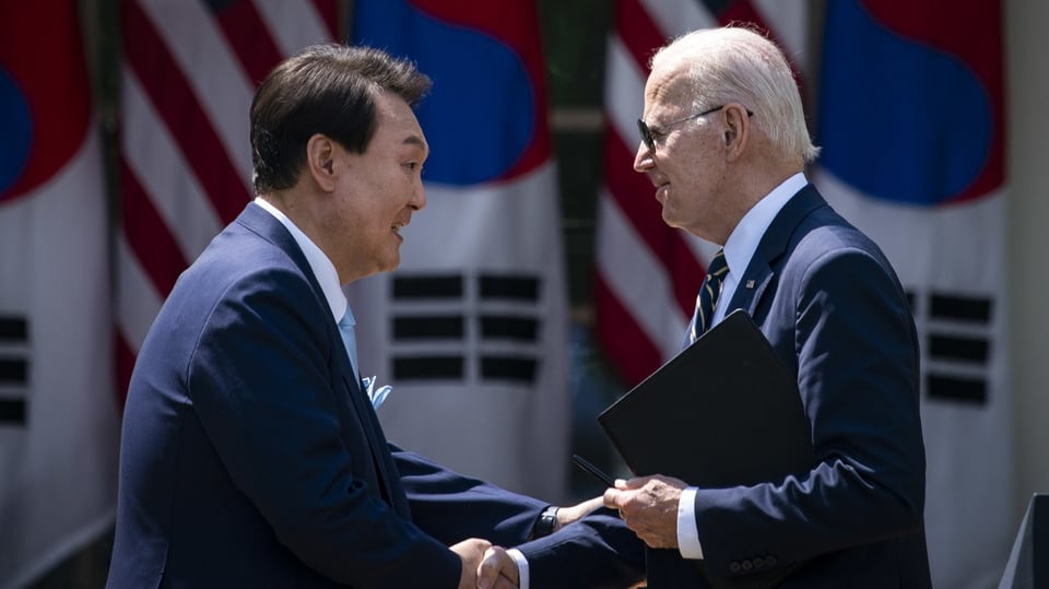 Südkoreas Präsident und der US-Präsident schütteln die Hände.