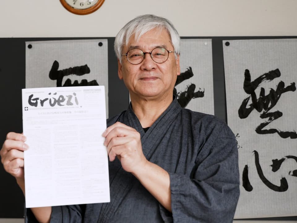 Atsushi Nojima mit seiner Zeitung in der Hand