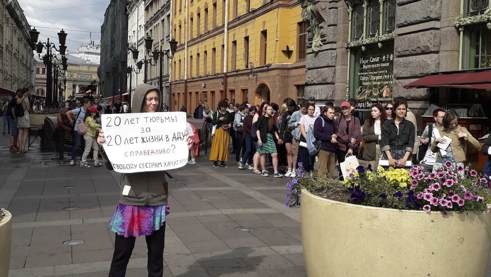 Protestaktion in St. Petersburg gegen die drohende Verurteilung der Chatschaturjan-Schwestern