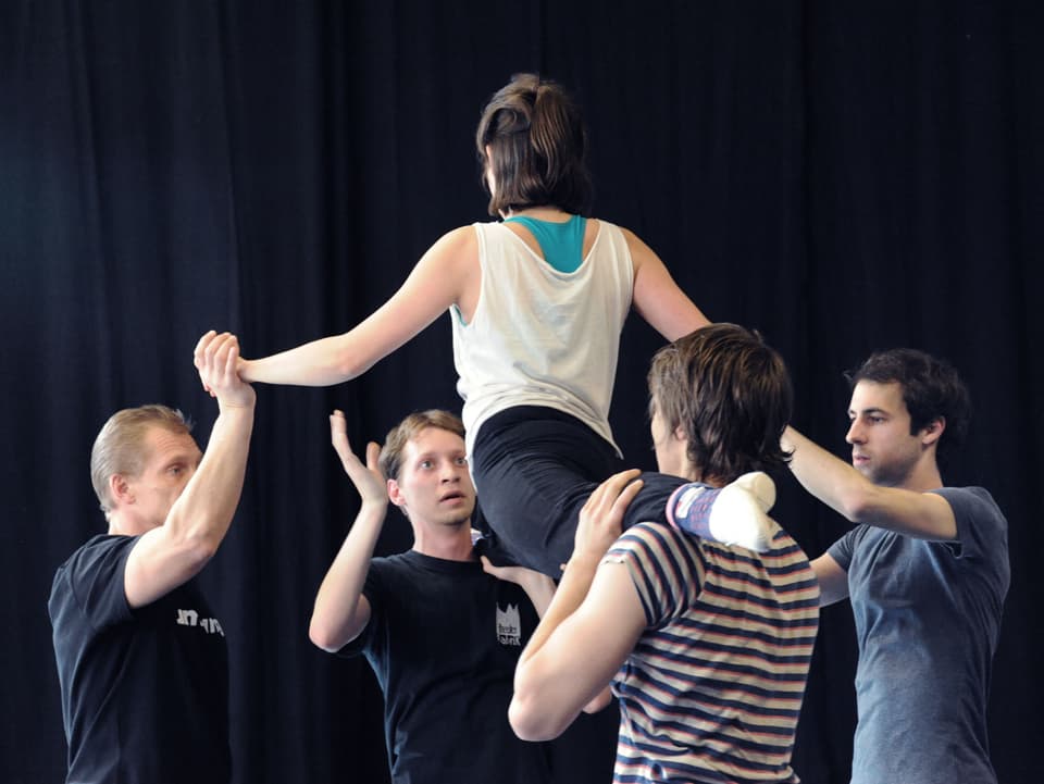 Eine Probe der «Accademia Teatro Dimitri»: Vier Schauspieler heben eine Schauspielerin in die Luft.